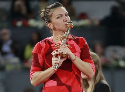 Simona Halep a câştigat Madrid Open, după 6-2, 6-4 cu Dominika Cibulkova. Acesta este al 12-lea trofeu din carieră. Românca va urca de luni pe locul 5 WTA