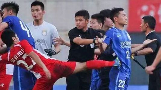 Bătaie generală pe teren la finalul unui meci jucat de echipa lui Dan Petrescu în Cupa Chinei - VIDEO