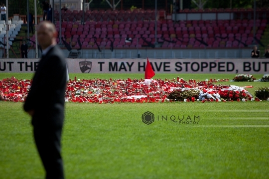 Trupul neînsufleţit al lui Patrick Ekeng a fost depus la stadionul Dinamo; jucătorul este omagiat de peste 1000 de fani (FOTO: Inquam Photos / George Calin)