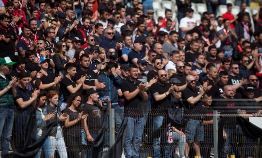 Trupul neînsufleţit al lui Patrick Ekeng a fost depus la stadionul Dinamo; jucătorul este omagiat de peste 1000 de fani (FOTO: Inquam Photos / George Calin)