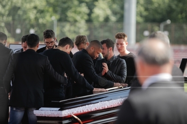 Trupul neînsufleţit al lui Patrick Ekeng a fost depus la stadionul Dinamo; jucătorul este omagiat de peste 1000 de fani - FOTO