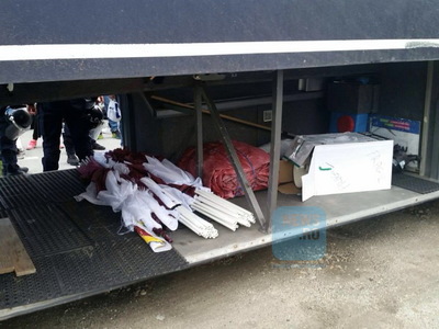 Jandarmii au confiscat materiale pirotehnice de la suporterii echipei CFR Cluj, la un control inopinat pe autostrada A1. FOTO