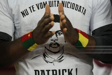 Finala Cupei României, întreruptă în minutul 14, jucătorii şi fanii l-au aplaudat pe Patrick Ekeng