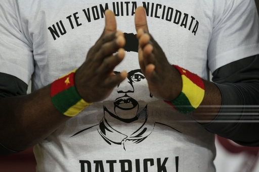 Finala Cupei României, întreruptă în minutul 14, jucătorii şi fanii l-au aplaudat pe Patrick Ekeng