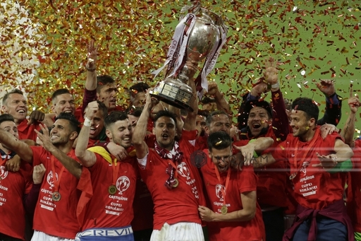 CFR Cluj a învins Dinamo la loviturile de departajare şi a câştigat pentru a patra oară Cupa României. Omagiul adus de dinamovişti fostului fotbalist Patrick Ekeng. FOTO, VIDEO