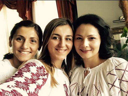 Handbalistele din echipa naţională s-au fotografiat îmbrăcate în ii tradiţionale pentru a promova România. FOTO