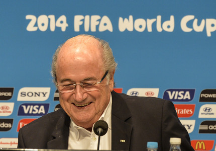 FIFA: Blatter a împărţit cu doi colaboratori 80 de milioane de euro pentru "îmbogăţire personală"