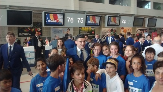 Echipa naţională a plecat în Franţa pentru Euro-2016: Iordănescu: Sper ca românii să iasă în stradă datorită băieţilor - FOTO