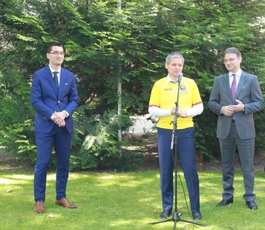 Euro-2016: Casa Fotbalului românesc, deschisă la Ambasada României din Paris, în prezenţa premierului Cioloş, care a îmbrăcat tricoul Naţionalei