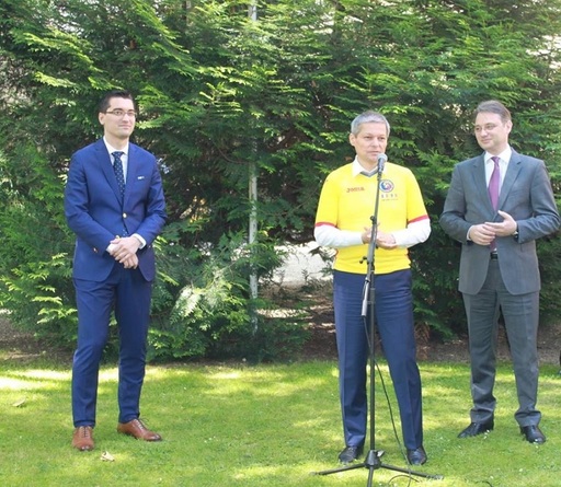 Euro-2016: Casa Fotbalului românesc, deschisă la Ambasada României din Paris, în prezenţa premierului Cioloş, care a îmbrăcat tricoul Naţionalei
