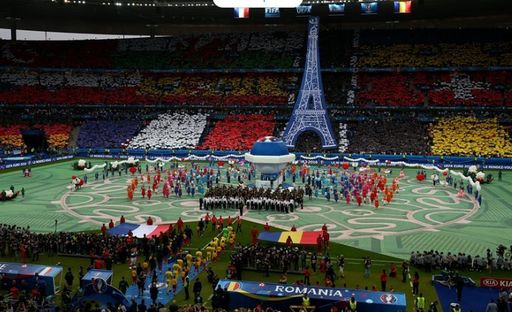 Francezii le-au urat bun venit iubitorilor fotbalului cu un carusel plin de culoare şi dinamism, la startul Euro-2016