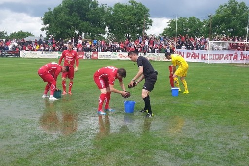 Startul meciului UTA - Voluntari amânat după ce a plouat torenţial;Balaj şi jucătorii ajută la adunatul apei de pe teren - FOTO