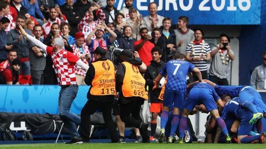 Un suporter croat a intrat pe teren la meciul cu Turcia (Foto: Le Figaro)