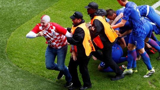 Un suporter croat a intrat pe teren la meciul cu Turcia (Foto: Le Figaro)