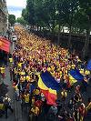 Peste o mie de persoane participă la parada suporterilor români la Paris. FOTO, VIDEO