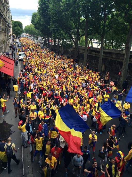 Peste o mie de persoane participă la parada suporterilor români la Paris. FOTO, VIDEO
