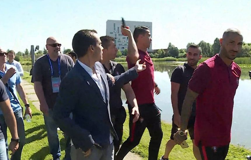 EURO-2016: Cristiano Ronaldo a aruncat microfonul unui reporter în lac, la Lyon. VIDEO