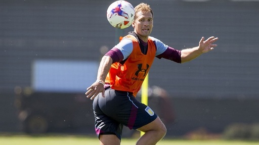Stilian Petrov din nou pe teren pentru Aston Villa, după peste patru ani, perioadă în care a suferit de leucemie