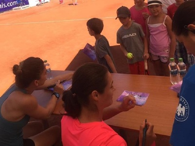 Simona Halep şi Monica Niculescu au acordat autografe copiilor la Kids Day, la Arenele BNR