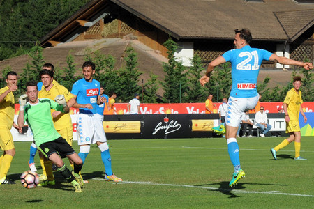 Vlad Chiricheş a marcat un gol într-un meci amical pe care SSC Napoli l-a câştigat cu scorul de 10-0