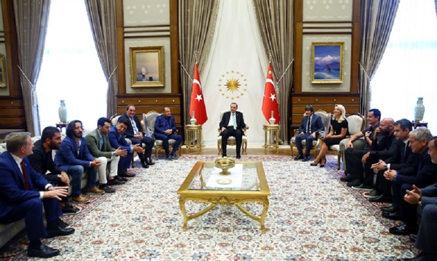 Erdogan a primit vineri la palatul prezidenţial personalităţi artistice şi din sport, între care şi Fatih Terim şi Arda Turan