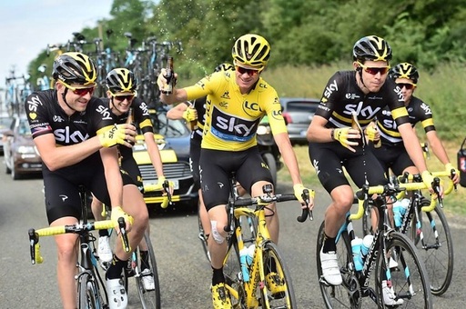 Chris Froome a câştigat pentru a treia oară Turul Franţei. Britanicul a sărbătorit cu bere şi şampanie
