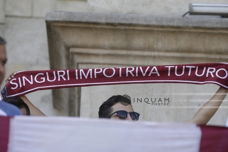 Aproximativ 100 de suporteri rapidişti aşteaptă în faţa sediului LPF răspunsul Comisiei de Disciplină