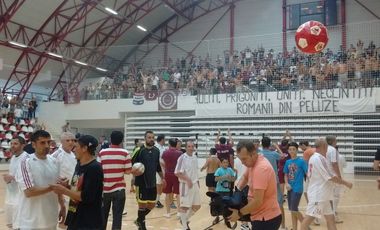 Giuleştenii şi dinamoviştii, uniţi sub sloganul "Rapid nu moare". FOTO, VIDEO