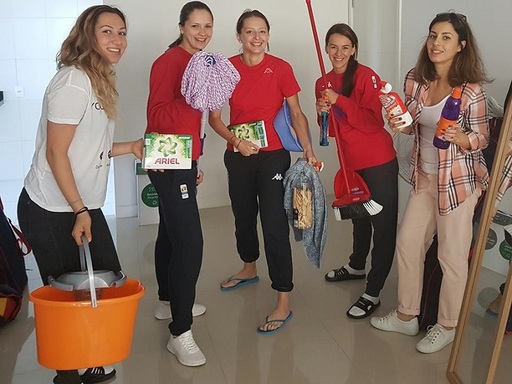 Scrimerele tricolore, aventuri prin Rio în căutare de mătură, mop, detergent, umeraşe sau cârlige de rufe - FOTO