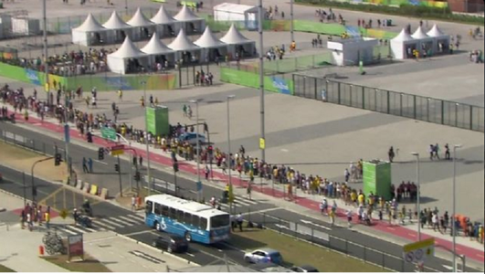 Organizatorii şi-au cerut scuze după ce fanii au aşteptat la cozi imense pentru a intra în Parcul Olimpic, în prima zi a JO - VIDEO