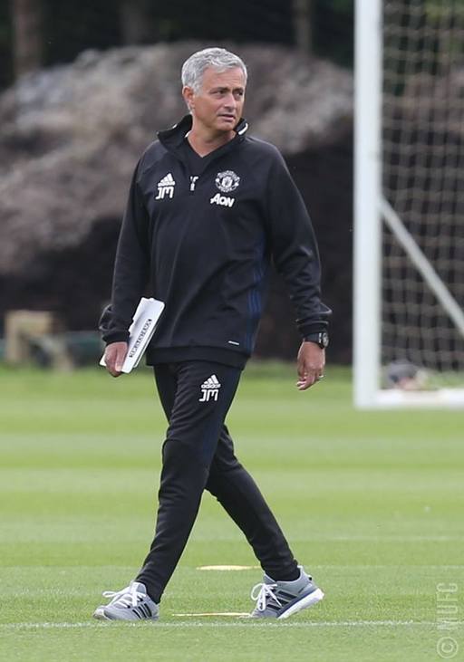 Mourinho a câştigat primul trofeul la Manchester United, după ce a învins Leicester City, scor 2-1, în Supercupa Angliei