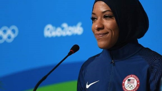 Ibtihaj Muhammad a devenit la Rio prima sportivă americană care concurează la JO purtând hijab