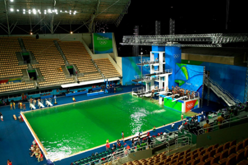 Apa din bazinul pentru sărituri de la Rio a devenit verde, din cauza algelor - VIDEO