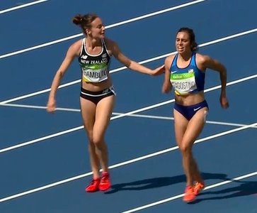 Rio-2016: Două sportive se ajută în serii la 5.000 metri; neo-zeelandeza Nikki Hamblin a continuat cursa în lacrimi