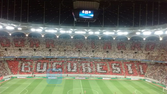 Moment insolit pe Arena Naţională: Fanii stelişti de la tribuna a doua au scris fără să ştie "Doar Dinamo Bucureşti", la meciul cu Manchester City. FOTO