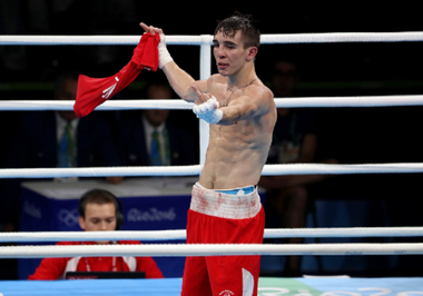 Un pugilist irlandez a făcut gesturi obscene şi a acuzat AIBA de corupţie după un meci pierdut la Jocurile Olimpice. VIDEO