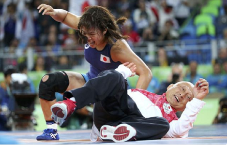 Japoneza Risako Kawai a sărbătorit aurul olimpic câştigat la lupte trântindu-şi antrenorul de două ori - FOTO, VIDEO