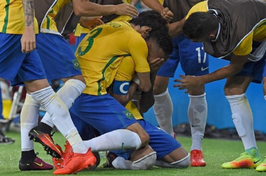 Neymar şi colegii săi după câştigarea titlului olimpic (Foto: twitter.com)