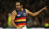 Interdicţie pe viaţă pentru o fană care a aruncat cu o banană spre un jucător aborigen, la un meci de fotbal australian - VIDEO