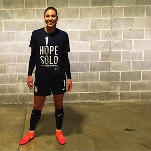 Hope Solo, portarul echipei de fotbal feminin a SUA, suspendată şase luni, după ce a criticat echipa Suediei la JO 