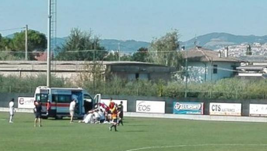 Un fotbalist în vârstă de 30 de ani a murit pe teren la un meci din Italia