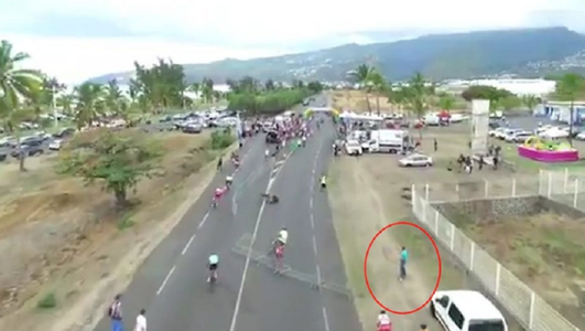Tatăl unui ciclist care a suferit fracturi la turul din La Reunion a provocat un accident soldat cu rănirea mai multor rutieri - VIDEO
