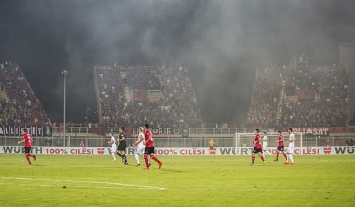 Meciul Albania - Macedonia a fost suspendat în minutul 76 din cauza condiţiilor meteo. Ultimele 14 minute se joacă marţi