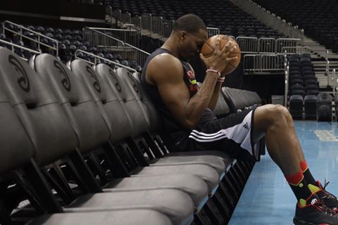 Baschetbalistul Dwight Howard, spitalizat pentru scurt timp după ce i s-a făcut rău în avion