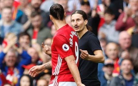 Un fan care seamănă cu Zlatan Ibrahimovici a intrat pe teren la meciul cu Leicester şi l-a abordat pe starul suedez - FOTO, VIDEO