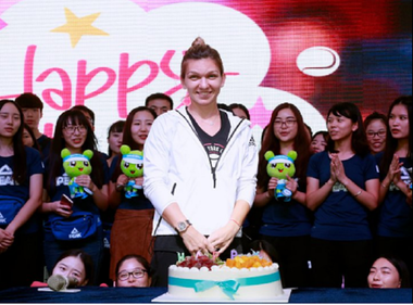 Nadia Comăneci: "Zeiţa tenisului românesc îşi aniversează ziua de naştere". Simona Halep şi-a sărbătorit ziua la Wuhan, alături de fani - VIDEO