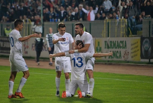 FC Botoşani a învins Dinamo, scor 2-1, în Liga I. Gazdele au beneficiat de un autogol şi un penalti; oaspeţii au jucat în inferioritate numerică din minutul 71