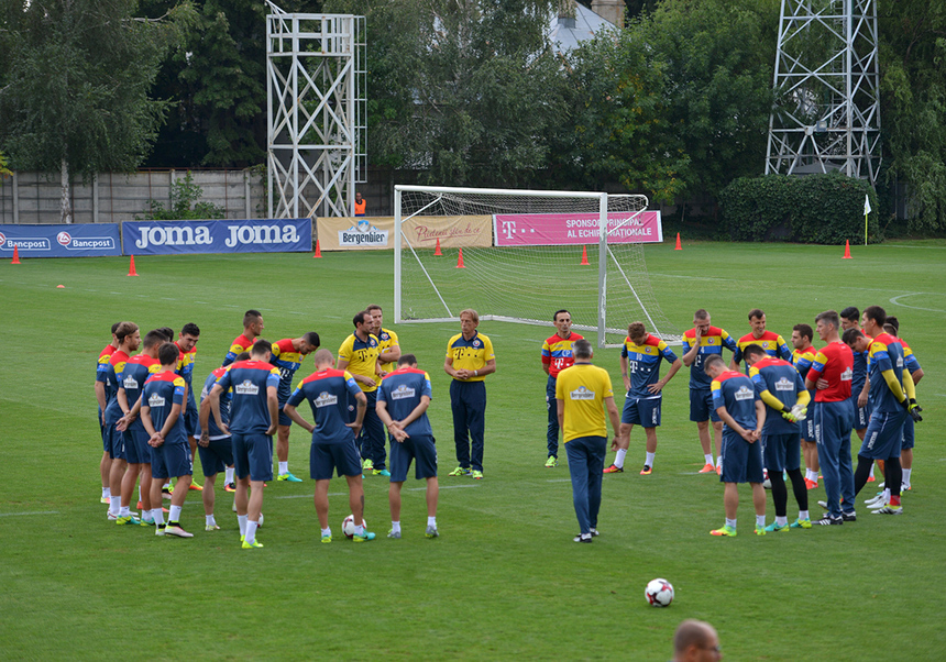 Aproximativ 500 de copii asistă la primul antrenament al echipei României, înaintea meciurilor cu Armenia şi Kazahstan