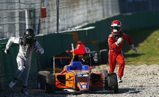 Un pilot a coborât din monopost şi l-a alergat pe alt concurent, după o coliziune la o cursă de Formula 4 în Germania - VIDEO
