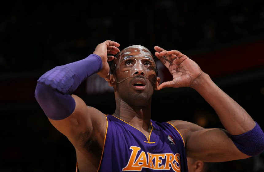 Kobe Bryant a scos la licitaţie o mască pe care a purtat-o în 2012